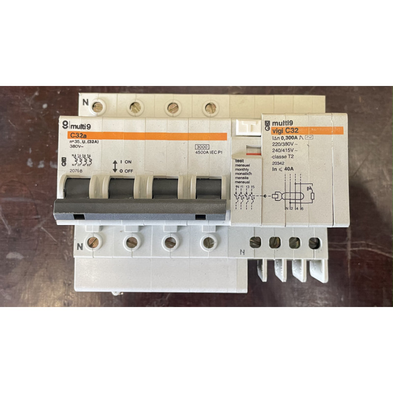 Disjoncteur tétrapolaire Multi 9 C32 + Vigi 300mA Merlin Gerin