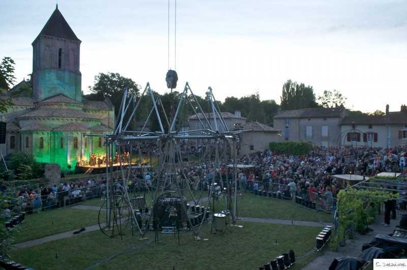 eclairage église et scène lors du festival nuit romane